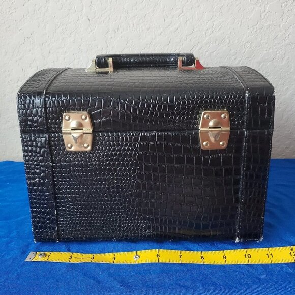 VTG Bentony embossed train case - Picture 3 of 16